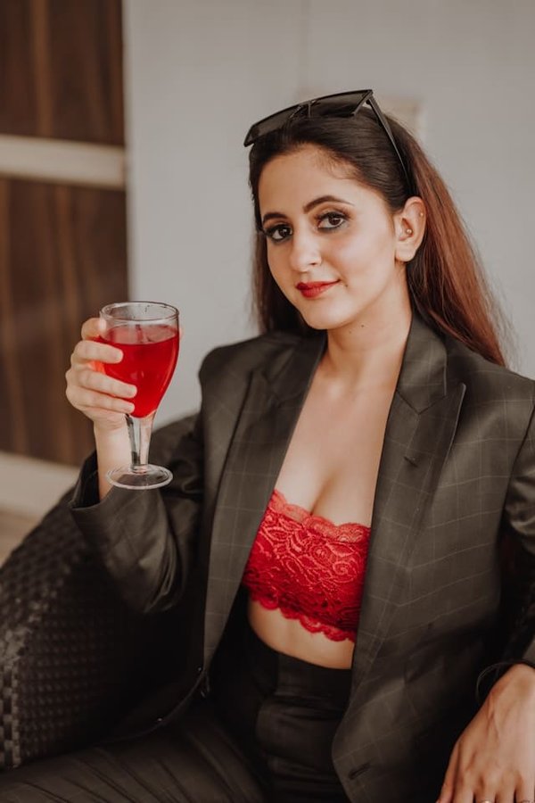 What Are the Most Effective Ways to Wear a Sequined Blazer for a Night Out?